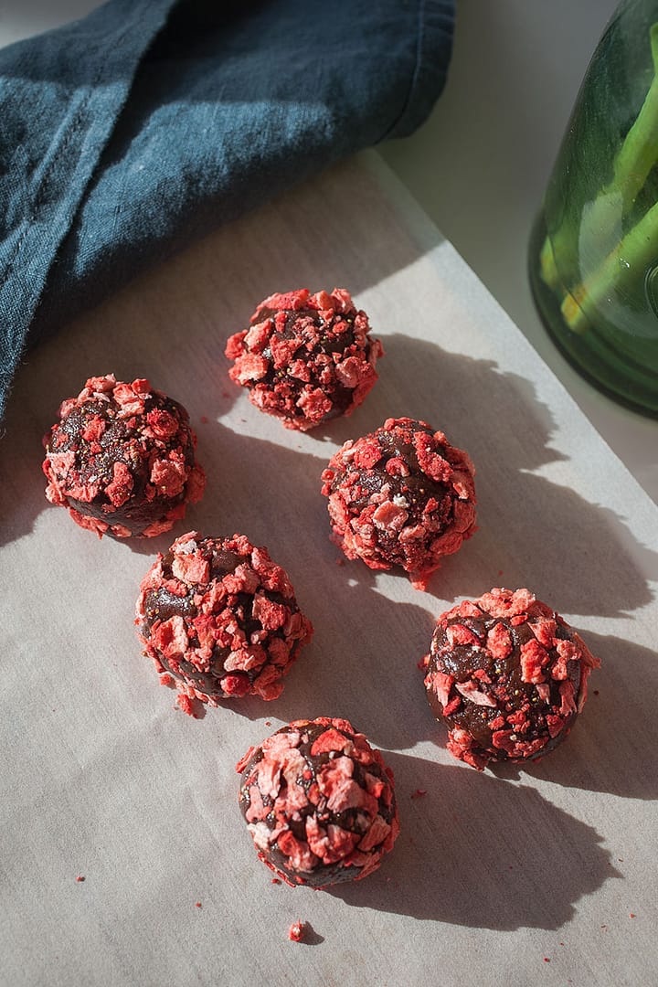 Chocolate Strawberry Truffles_5_Gold&Thyme